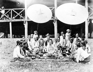 Sawbwas kone og barn, Wuntho, Burma, ca. 1890